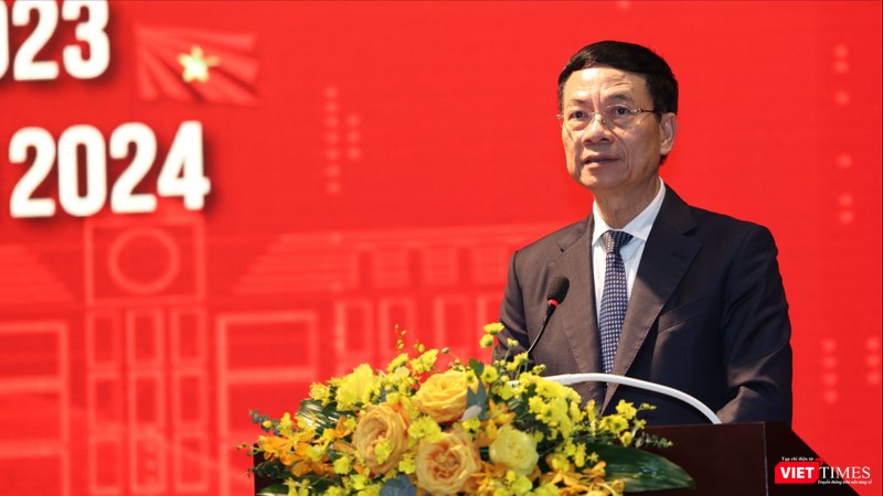 Bộ trưởng Nguyễn Mạnh Hùng cho rằng những công việc đơn giản nhưng dữ liệu quá lớn, sẽ do trợ lý ảo làm hộ.