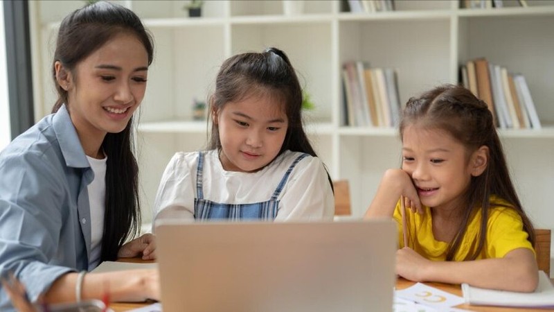 Bộ Chính trị ban hành Nghị quyết 71-NQ/TW, xác định giáo dục là quốc sách hàng đầu.