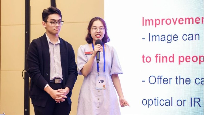 Sinh viên Phạm Quỳnh Trang và Cao Sỹ Dương thuyết trình về dự án SKYNET tại cuộc thi.jpg