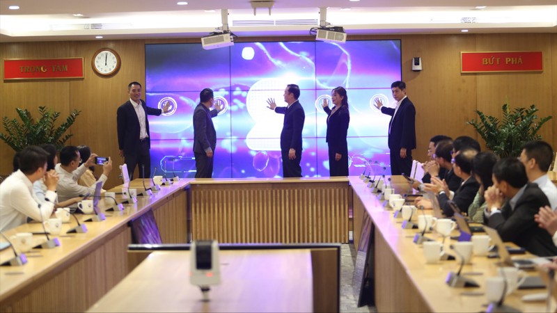 Nghi thức bấm nút khai trương Cổng thông tin điện tử sản phẩm, giải pháp khoa học, công nghệ, đổi mới sáng tạo và chuyển đổi số.