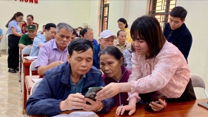 Người dân tham gia phong trào "Bình dân học vụ số" để nắm bắt và làm chủ công nghệ số, từ đó tham gia sâu hơn vào nền kinh tế số, xã hội số.