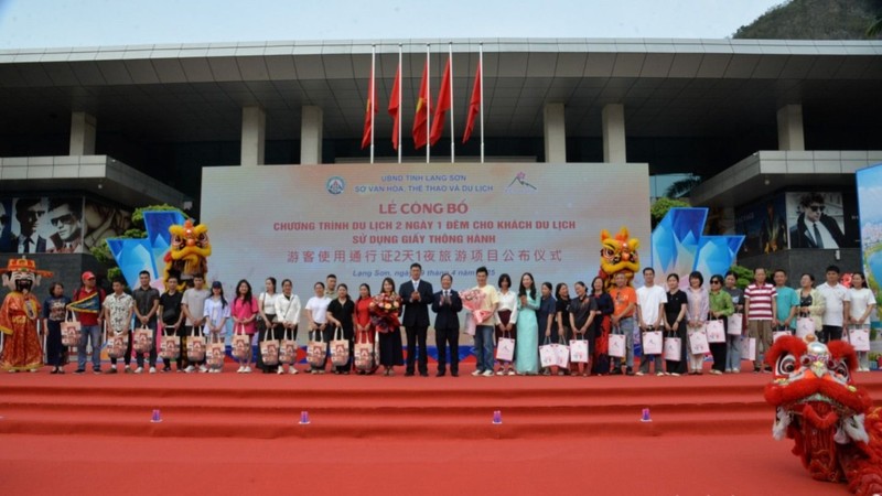 Lãnh đạo tỉnh Lạng Sơn (Việt Nam) và lãnh đạo thị Bằng Tường, Quảng Tây (Trung Quốc) tặng hoa, quà lưu niệm cho đoàn khách Việt Nam và Trung Quốc đầu tiên tham gia chương trình. Ảnh: LMV.