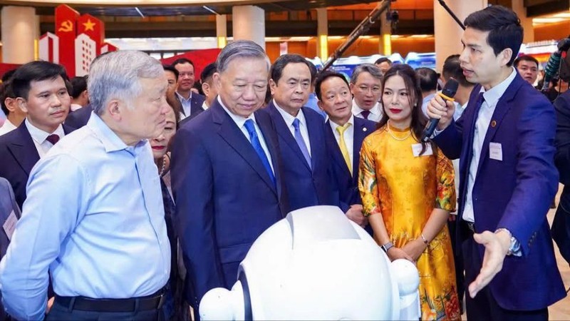 Ông Lê Hồng Quang (ngoài cùng bên phải) giới thiệu với Tổng Bí thư Tô Lâm, Chủ tịch Quốc Hội Trần Thanh Mẫn, Phó Thủ tướng Thường trực Nguyễn Hòa Bình và lãnh đạo Đảng, Nhà nước về các giải pháp chuyển đổi số cho doanh nghiệp tại Hội nghị quán triệt và triển khai Nghị quyết 68 (ngày 18/5).