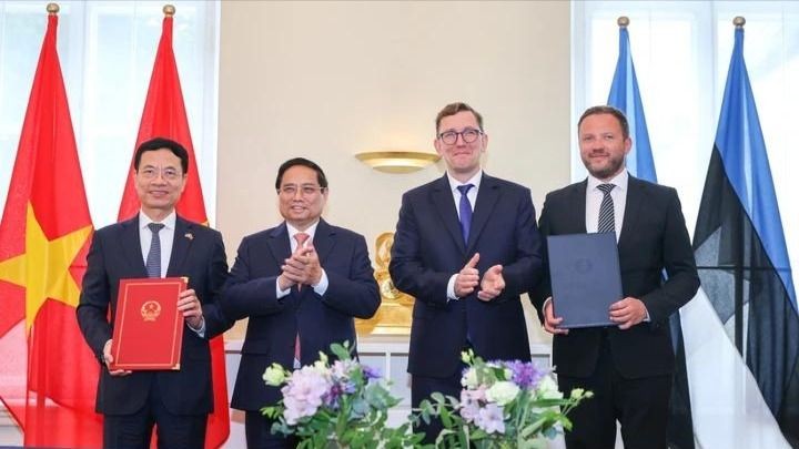 Hai Bộ trưởng ký và trao Bản ghi nhớ hợp tác dưới sự chứng kiến của Thủ tướng Phạm Minh Chính và Thủ tướng Estonia Kristen Michal. Ảnh: Bộ KHCN.