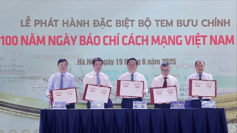 Các đồng chí Lãnh đạo thực hiện nghi thức phát hành đặc biệt bộ tem _Kỷ niệm 100 năm Ngày Báo chí cách mạng Việt Nam (1925-2025)_.JPG