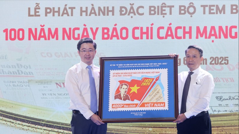 Thứ trưởng Bộ KHCN Bùi Hoàng Phương tặng tranh tem Kỷ niệm 100 năm Ngày Báo chí Cách mạng Việt Nam cho ông Nguyễn Đức Lợi, Phó Chủ tịch Thường trực Hội Nhà báo Việt Nam.JPG