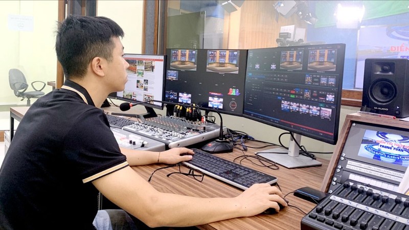 Phóng viên ứng dụng công nghệ trường quay ảo vào sản xuất chương trình truyền hình.