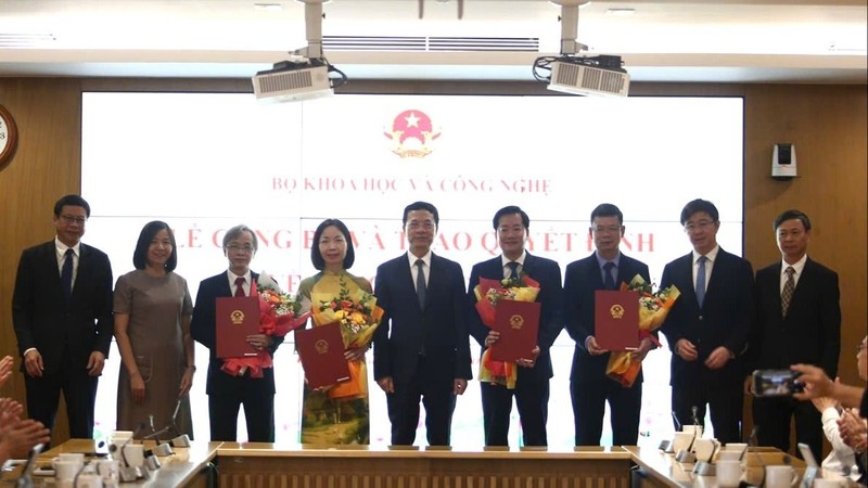 Bộ trưởng Nguyễn Mạnh Hùng và các Thứ trưởng chúc mừng cán bộ được nhận Quyết định.