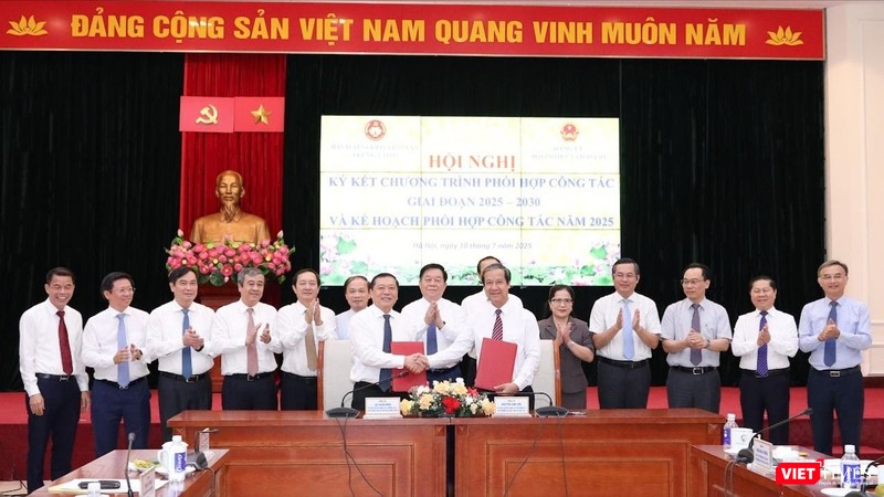 Phó trưởng Ban Thường trực Ban Tuyên giáo và Dân vận Trung ương Lại Xuân Môn và Bộ trưởng Bộ GD&ĐT Nguyễn Kim Sơn đại diện hai cơ quan ký kết Chương trình phối hợp công tác giai đoạn 2025 - 2030. Ảnh: Trần Hiệp/moet.gov.vn.