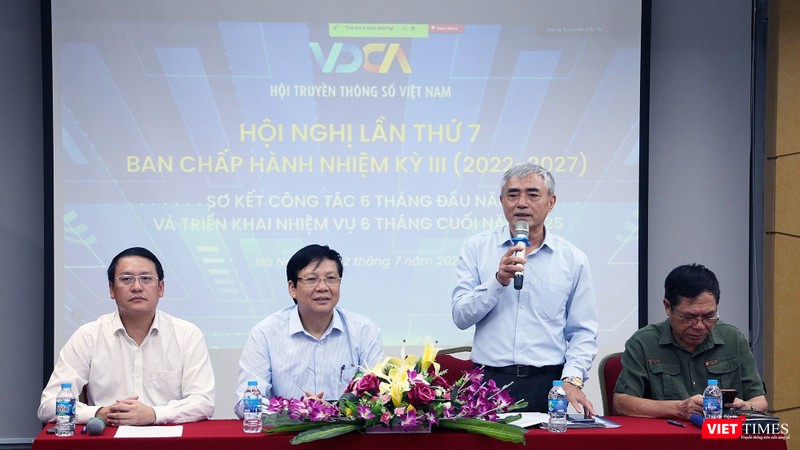 Chủ tịch Nguyễn Minh Hồng (đứng), Phó Chủ tịch kiêm Tổng Thư ký Vũ Kiêm Văn (trái), Phó Chủ tịch Hồ Quang Lợi (thứ hai, trái sang) và Phó Chủ tịch Lê Đức Sảo chủ trì Hội nghị.