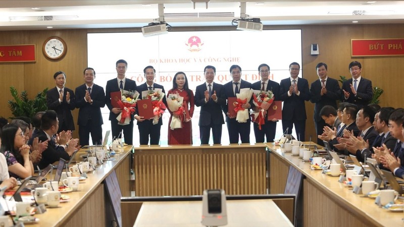 Bộ trưởng Nguyễn Mạnh Hùng, các Thứ trưởng tặng hoa và chúc mừng các cán bộ được bổ nhiệm. Ảnh: Bộ KH&CN.