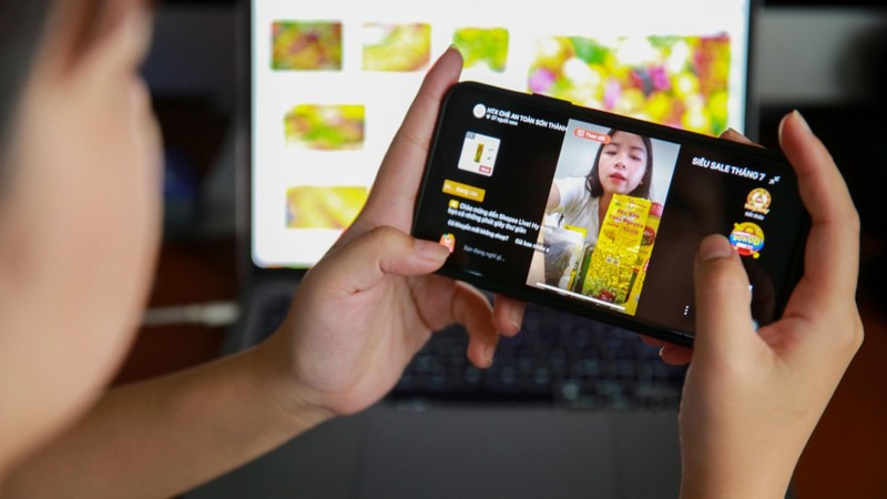 Người theo dõi TikTokShop có thể chat với nhân viên tư vấn ngay trong phiên live khi tìm được sản phẩm ưng ý.