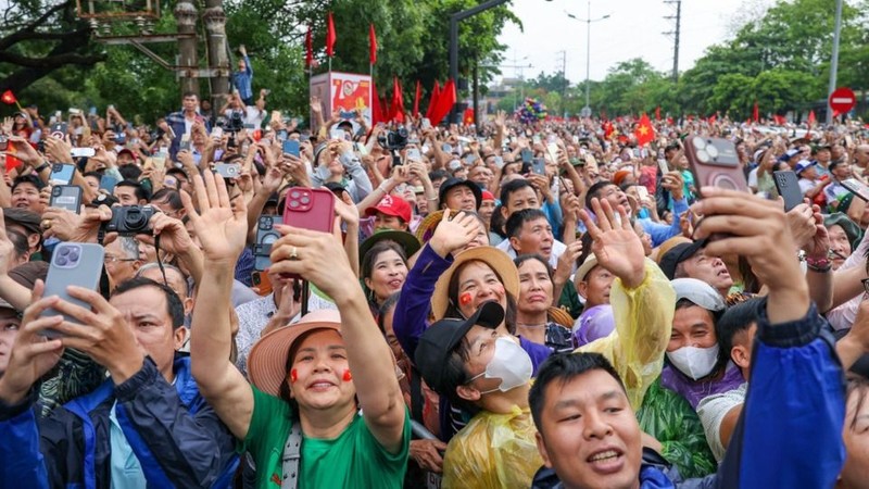 Người dân livestream, chụp hình khoảnh khắc của buổi hợp luyện, sơ duyệt diễu binh, diễu hành.