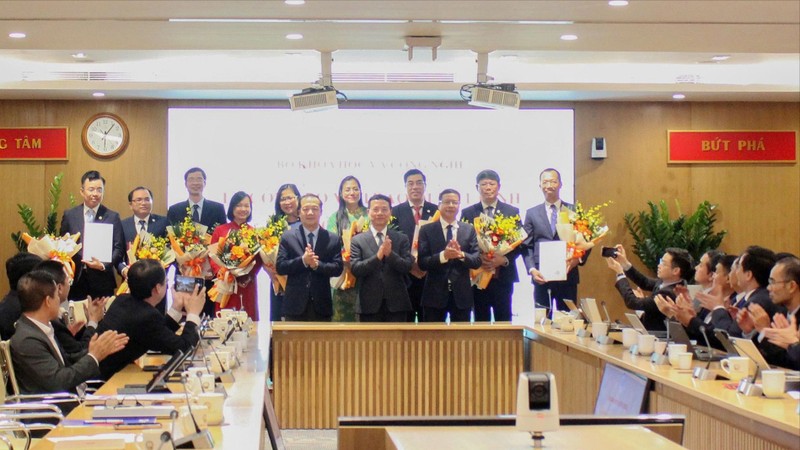 Lãnh đạo Bộ KH&CN chụp ảnh lưu niệm với các cán bộ được điều động, bổ nhiệm.