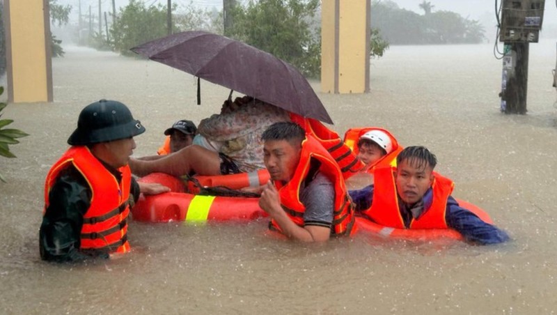 Các nhà mạng kích hoạt phương án ứng phó, huy động lực lượng để giữ vững thông tin liên lạc, hỗ trợ người dân.