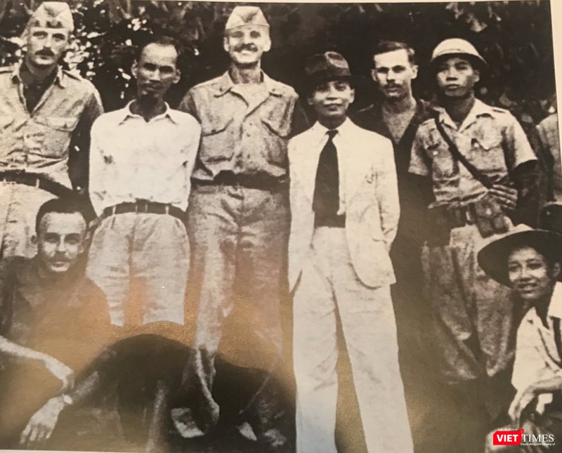 Hồ Chí Minh và Tướng Võ Nguyên Giáp tiếp Patti năm 1945 Hồ Chí Minh và Tướng Võ Nguyên Giáp tiếp Patti năm 1945