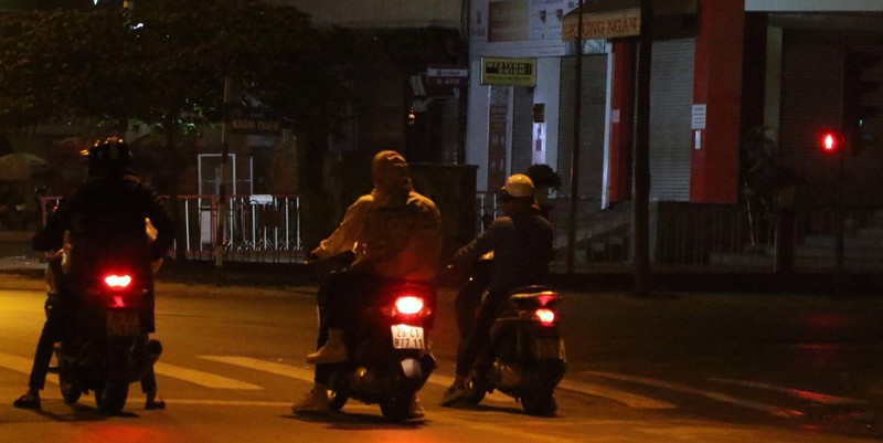 Mới 5 giờ sáng, công an còn chưa ra bục, những người đi đường vẫn dừng trước đèn xanh- đèn đỏ ở ngã tư Lê Duần - Khâm Thiên - Nguyễn Thượng Hiền. Một nét văn hóa giao thông mới, cũng khá hiếm ở Hà Nội ngày giáp Tết.