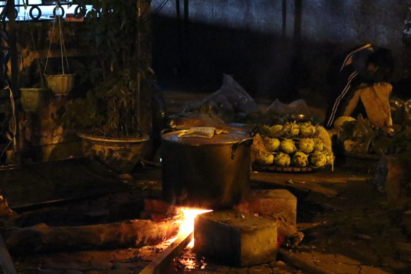 Chiến sĩ cảnh vệ (Bộ Công an) nấu bánh chưng đêm 29 rạng sáng ngày 30 Tết cho cán bộ chiến sĩ ở lại ăn Tết. Trong khi đó, ở Hà Nội đa phần người dân đã mua bánh chưng ở siêu thị, hay các cửa hàng tư nhân. Một nét văn hóa truyền thống được khôi phục?