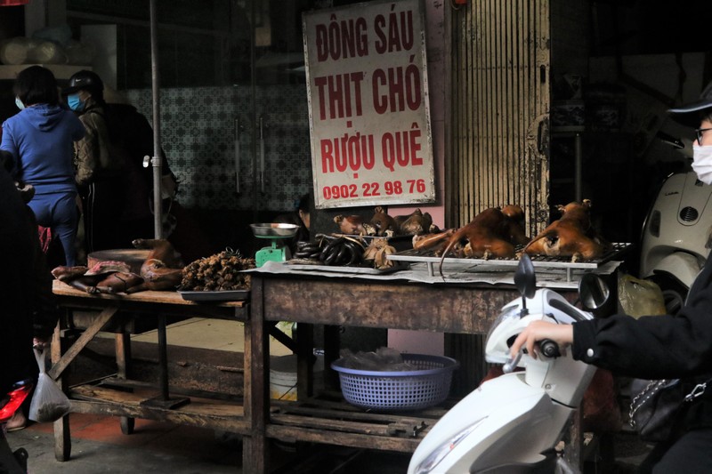 Quán bán thịt chó mang về ở chợ Khâm Thiên vẫn đông khách. Có cả chó luộc và thui sẵn lẫn chó sống mang về. Có lẽ có những người muốn "xả xui" cả năm.