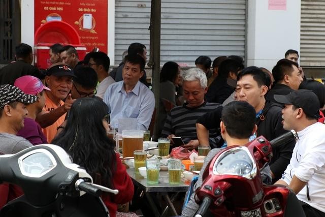 Dịp Tết năm nay trời khá ấm, sau đợt rét lạnh đã qua. Thêm nữa, cũng nhiều người do Covid -19 không gặp được nhau, và nhiều người do dịch không về quê ăn Tết được. Tất cả quyết định; gặp nhau ở quán bia, "cho lành!"