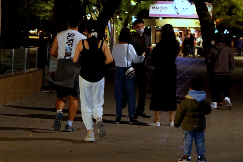 Đôi bạn Tây yêu nhau vẫn duy trì buổi chạy tối: Giao thừa của Việt Nam chưa tác động đến họ!