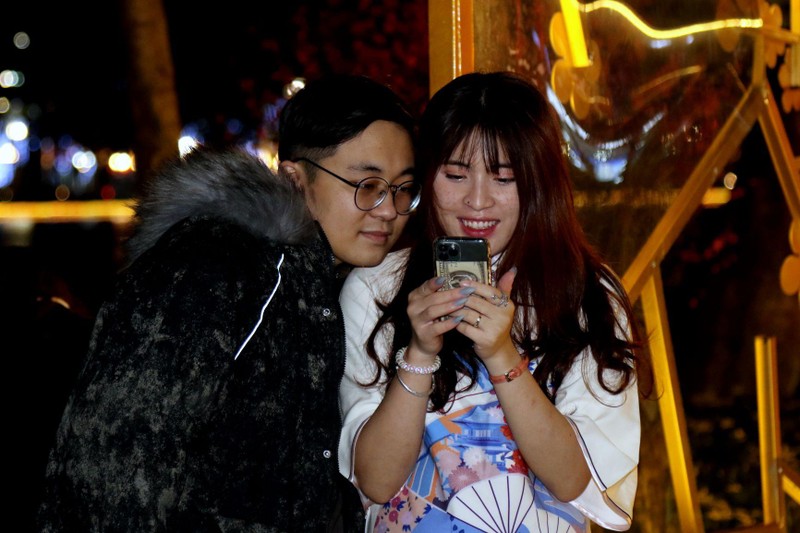 Đôi bạn trẻ yêu nhau - ở đâu cũng được.