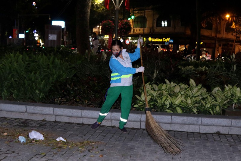 Những người công nhân vệ sinh môi trường là không có Tết. Trong lúc mọi người vui chơi, xả rác, họ cứ lẳng lặng quét. Họ sẽ làm tới 2-3 giờ sáng, khi mọi người đi chơi giao thừa về hết. Hy vọng năm nay họ sẽ được nghỉ sớm.