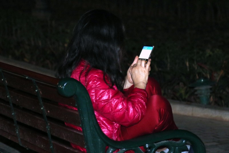 Cô bé này chẳng cần bạn trai, một mình một smart phone chơi trò chơi là vui rồi.