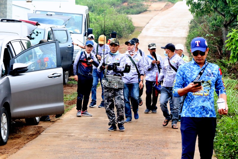 Các cần thủ lần lượt có mặt. Các cần thủ lần lượt có mặt.