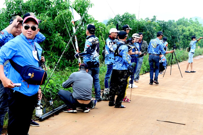 Các cần thủ tranh thủ thử cần, so dây, hay selfi. Các cần thủ tranh thủ thử cần, so dây, hay selfi.