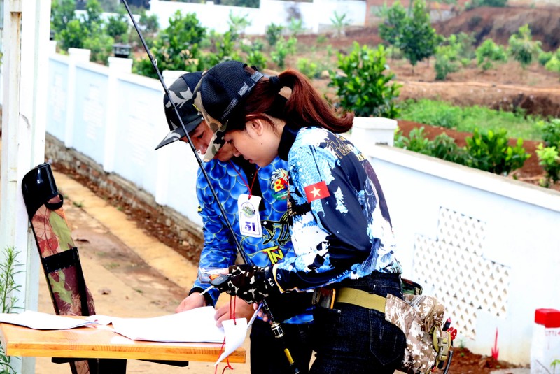 Nữ cần thủ đầu tiên xuất hiện. Cô tên Nhi, nhà ở Phú Yên, có lẽ là ở Tuy Hòa, thành phố mà trong tương lai có thể đẹp hơn Nha Trang vì được kiến trúc sau, hình bàn cờ. Cô đang đăng ký với ban tổ chức. Lần này có khoảng 120 cần thủ tham gia, trong đó có 3 nữ. Nữ cần thủ đầu tiên xuất hiện. Cô tên Nhi, nhà ở Phú Yên, có lẽ là ở Tuy Hòa, thành phố mà trong tương lai có thể đẹp hơn Nha Trang vì được kiến trúc sau, hình bàn cờ. Cô đang đăng ký với ban tổ chức. Lần này có khoảng 120 cần thủ tham gia, trong đó có 3 nữ.