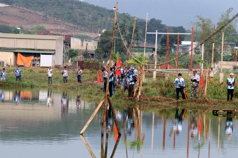 Các cần thủ rải xuống quanh hơn nửa cái hồ, chuẩn bị cho cuộc thi câu. Các cần thủ rải xuống quanh hơn nửa cái hồ, chuẩn bị cho cuộc thi câu.