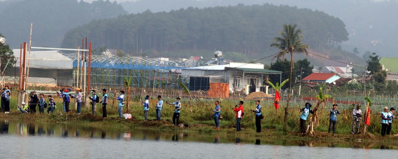Theo qui định của Ban Tổ chức, mỗi cần thủ phải đứng cách nhau 5 mét, để dây câu khi quăng ra không vướng vào nhau, và vì yêu cầu chống dịch nữa. Theo qui định của Ban Tổ chức, mỗi cần thủ phải đứng cách nhau 5 mét, để dây câu khi quăng ra không vướng vào nhau, và vì yêu cầu chống dịch nữa.