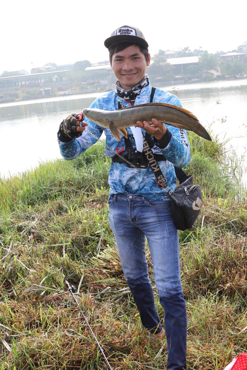 Anh ta trưng con cá lóc lên cho ban giám khảo và phóng viên ảnh xem. Sau đó, anh tá tiếp tục câu ở cái ao nhỏ xíu này, và bắt nốt con cá lóc chồng (hay vợ) cho đủ một đôi. Anh ta trưng con cá lóc lên cho ban giám khảo và phóng viên ảnh xem. Sau đó, anh tá tiếp tục câu ở cái ao nhỏ xíu này, và bắt nốt con cá lóc chồng (hay vợ) cho đủ một đôi.