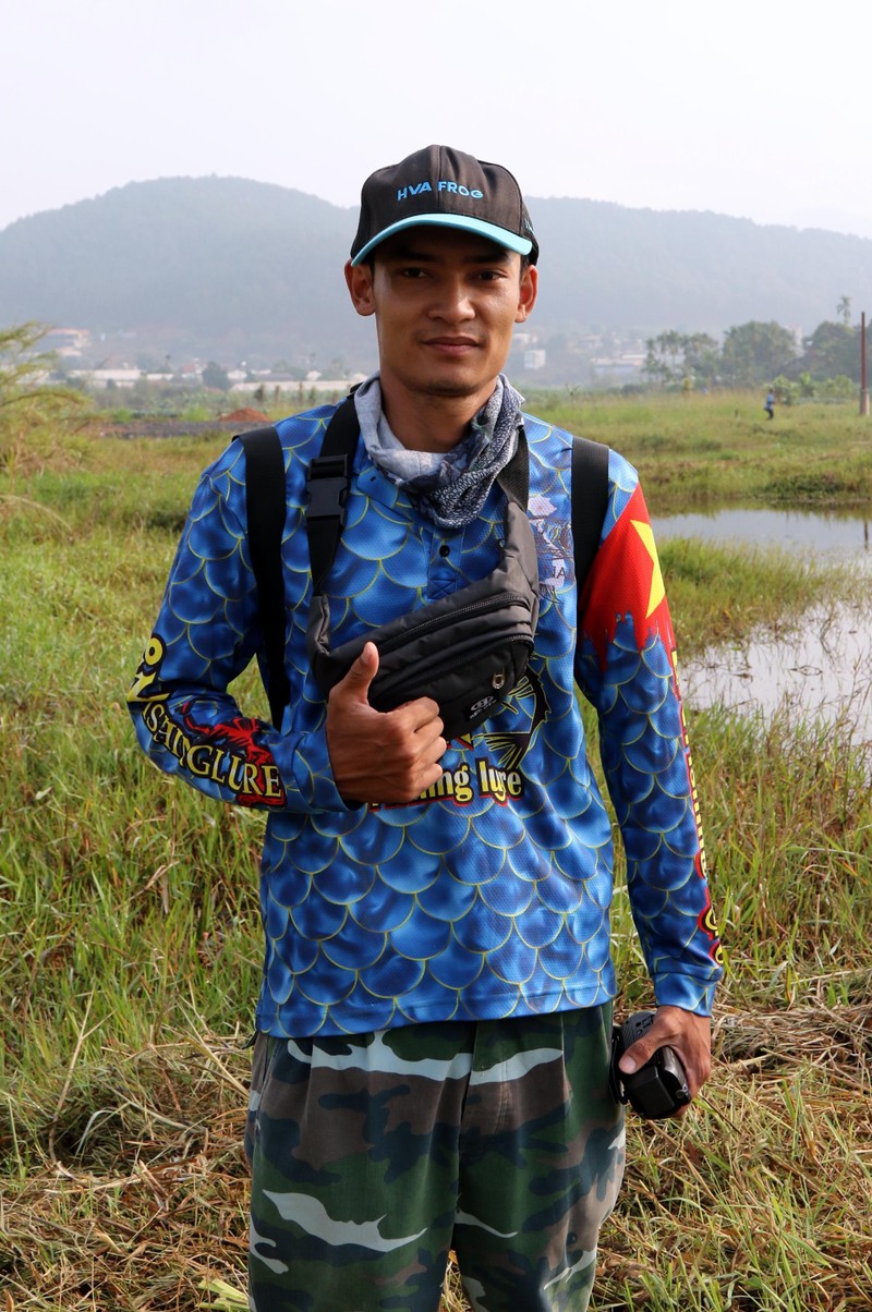 Thanh niên này có công giúp "lão phóng viên ảnh" đã 61 tuổi, bị sụp hổ, ướt hết cả nửa người. Đường đi quanh hồ toàn lau sậy, mới được chặt mấy hôm trước nên chỉ có cần thủ mới biết đâu là lau sậy, đâu là đường đất, còn "lão phóng viên thì không". May mà máy không ướt, và phóng sự ảnh vẫn tiếp tục được thực hiện. Thế là anh ta phải nhận nhiệm vụ đưa "lão phóng viên" thoát khỏi "vùng có bẫy". Thanh niên này có công giúp "lão phóng viên ảnh" đã 61 tuổi, bị sụp hổ, ướt hết cả nửa người. Đường đi quanh hồ toàn lau sậy, mới được chặt mấy hôm trước nên chỉ có cần thủ mới biết đâu là lau sậy, đâu là đường đất, còn "lão phóng viên thì không". May mà máy không ướt, và phóng sự ảnh vẫn tiếp tục được thực hiện. Thế là anh ta phải nhận nhiệm vụ đưa "lão phóng viên" thoát khỏi "vùng có bẫy".