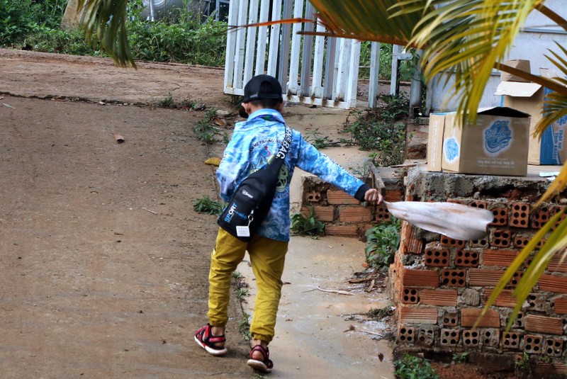 Cần thủ nhỏ tuổi nhất câu mai mà cá không cắn câu nên chán quá, bỏ đi chơi, và bỏ ông bố lại một mình. Cần thủ nhỏ tuổi nhất câu mai mà cá không cắn câu nên chán quá, bỏ đi chơi, và bỏ ông bố lại một mình.