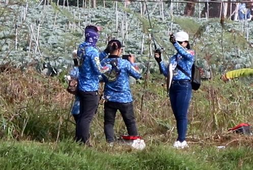 Cô giơ con cá lóc lên khoe với trọng tài để chụp ảnh. Rất tiếc, con cá của cô hơi bé, có hơn 6 lạng thôi, nên không đủ để đoạt giải, cô nói với tôi khi lễ trao giải diễn ra. Cô giơ con cá lóc lên khoe với trọng tài để chụp ảnh. Rất tiếc, con cá của cô hơi bé, có hơn 6 lạng thôi, nên không đủ để đoạt giải, cô nói với tôi khi lễ trao giải diễn ra.