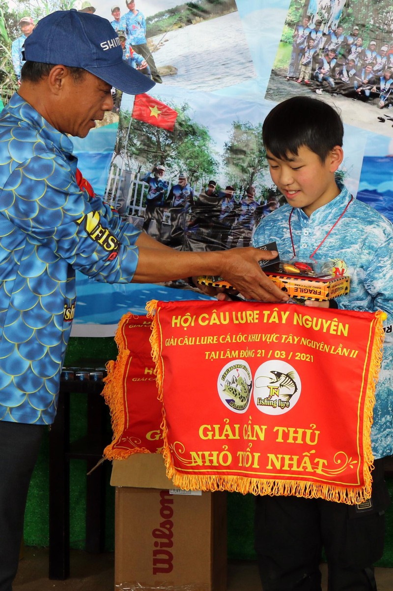 Cậu bé này câu được cá lóc, đoạt giải "Cần thủ nhỏ tuổi nhất". Cậu bé này khi được tin giải sẽ diễn ra đã bằng mọi cách nộp tiền lệ phí dự giải, Chủ tịch Hội Cần thủ nói. Bố mẹ cậu bé cũng đi cùng, và luôn đứng cạnh động viên con. Cậu bé này câu được cá lóc, đoạt giải "Cần thủ nhỏ tuổi nhất". Cậu bé này khi được tin giải sẽ diễn ra đã bằng mọi cách nộp tiền lệ phí dự giải, Chủ tịch Hội Cần thủ nói. Bố mẹ cậu bé cũng đi cùng, và luôn đứng cạnh động viên con.