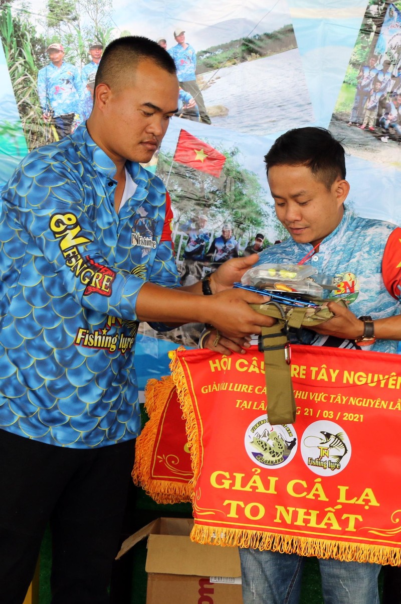 Thanh niên câu được con cá lạ lúc nãy đã đoạt "Giải cá lạ to nhất". Thanh niên câu được con cá lạ lúc nãy đã đoạt "Giải cá lạ to nhất".