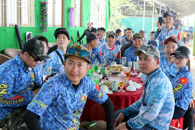 Các cần thủ hào hứng chứng kiến lễ trao giải. Các cần thủ hào hứng chứng kiến lễ trao giải.