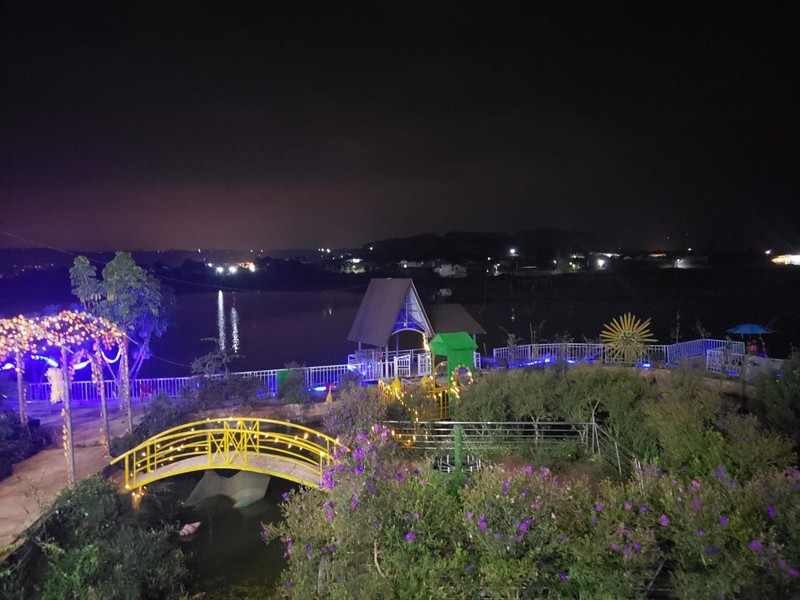 Buổi tối hôm 20/3/2021, chúng tôi đang dự lễ sinh nhật đơn giản của lương y Nguyễn Trọng Thi, có một người thanh niên bước khu nghỉ dưỡng mà vợ chồng Nguyễn Trọng Thi và Đào Thị Tám đang xây dựng. Anh ta cho biết đến để xem công việc chuẩn bị cho cuộc thi câu ca lóc ngày mai sẽ diễn ra tại hồ Tứ Liên 2 của nhà Thi -Tám. Buổi tối hôm 20/3/2021, chúng tôi đang dự lễ sinh nhật đơn giản của lương y Nguyễn Trọng Thi, có một người thanh niên bước khu nghỉ dưỡng mà vợ chồng Nguyễn Trọng Thi và Đào Thị Tám đang xây dựng. Anh ta cho biết đến để xem công việc chuẩn bị cho cuộc thi câu ca lóc ngày mai sẽ diễn ra tại hồ Tứ Liên 2 của nhà Thi -Tám.