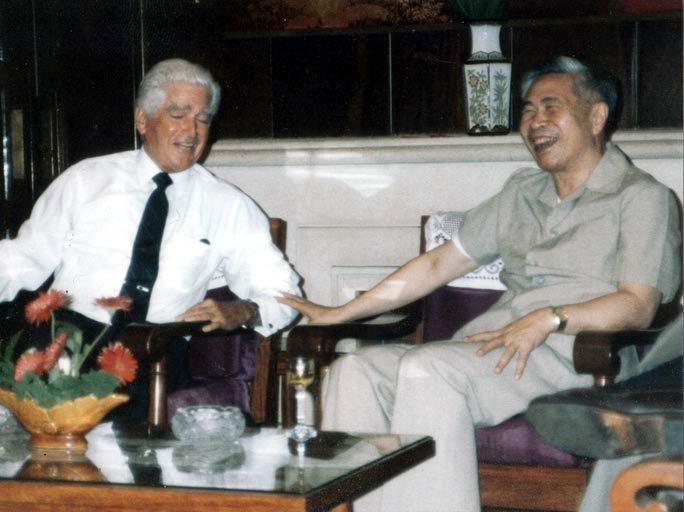 Gặp gỡ giữa Ngoại trưởng Nguyễn Cơ Thạch và Đại sứ Bill Sullivan. Ảnh Internet.