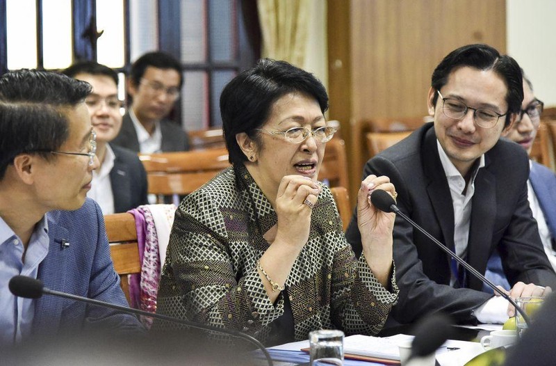 Nguyên Phó Chủ nhiệm Ủy ban Đối ngoại Quốc hội trao đổi với các đồng nghiệp trẻ hơn thuộc Bộ Ngoại giao về đối ngoại đa phương. Ảnh Internet.