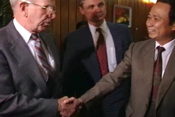 Đại tướng về hưu John Vessey và cố Thứ trưởng Lê Mai bắt tay trước vòng đàm phán bình thường hóa. Copyright Nguyễn Văn Vinh.