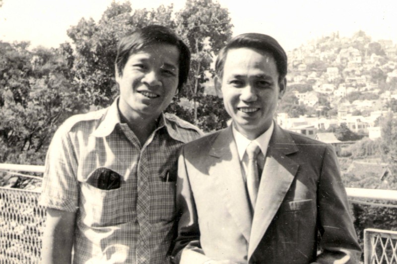 Cố Thứ trưởng Lê Mai và nhà báo Nguyễn Văn Vinh tại Algeria 10/1980 trong chuyến thăm châu Phi của Tướng Giáp. Copyright Nguyễn Văn Vinh.