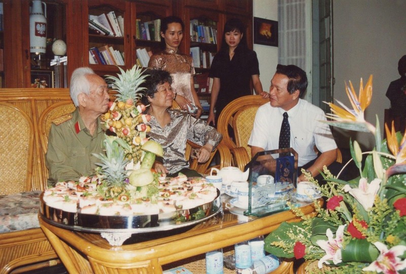 Phó Chủ tịch Hội đồng Bộ trưởng tiếp anh Tôn Lâm. Anh Tôn Lâm đặc biệt ấn tượng với một lần Phó Thủ tướng Võ Nguyên Giáp mời anh tới chơi. Ông mặc ngay quân phục, và kéo cả phu nhân ra tiếp cùng mình cho thân tình. Ảnh do nhân vật cung cấp.