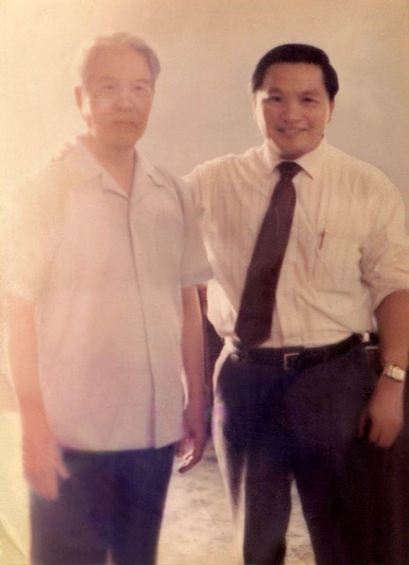 TBT Đỗ Mười và anh Tôn Lâm. Ảnh do nhân vật cung cấp.