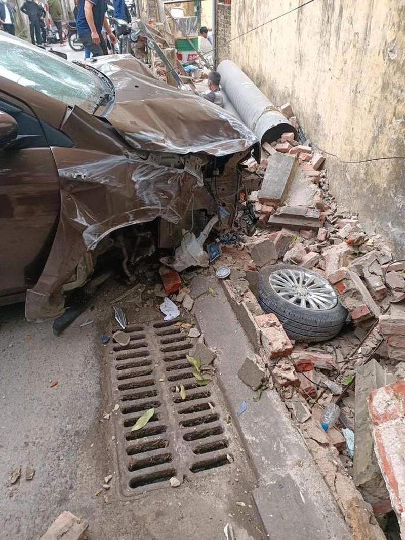 Tại hiện trường phần đầu ô tô bị hư hỏng nặng sau cú tông mạnh