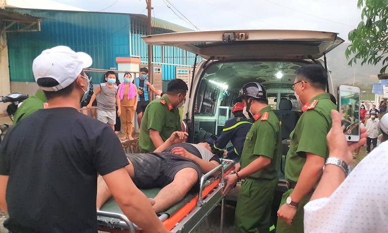 Tài xế xe tải được đưa ra khỏi ca bin đưa đi cấp cứu. Ảnh: Báo Lâm Đồng