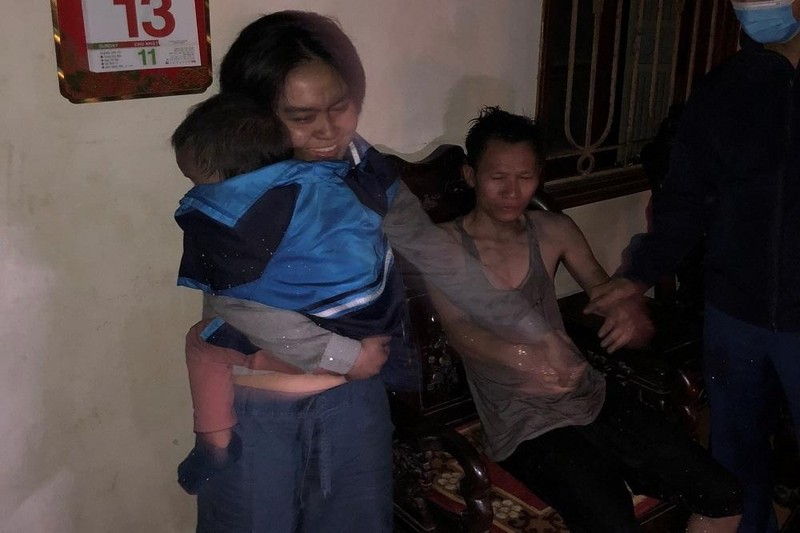 Gia đình anh T đoàn tụ sau khi được lực lượng chức năng giải 2 cháu nhỏ sau đó được đưa đi bệnh viện vì bỏng Gia đình anh T đoàn tụ sau khi được lực lượng chức năng giải 2 cháu nhỏ sau đó được đưa đi bệnh viện vì bỏng